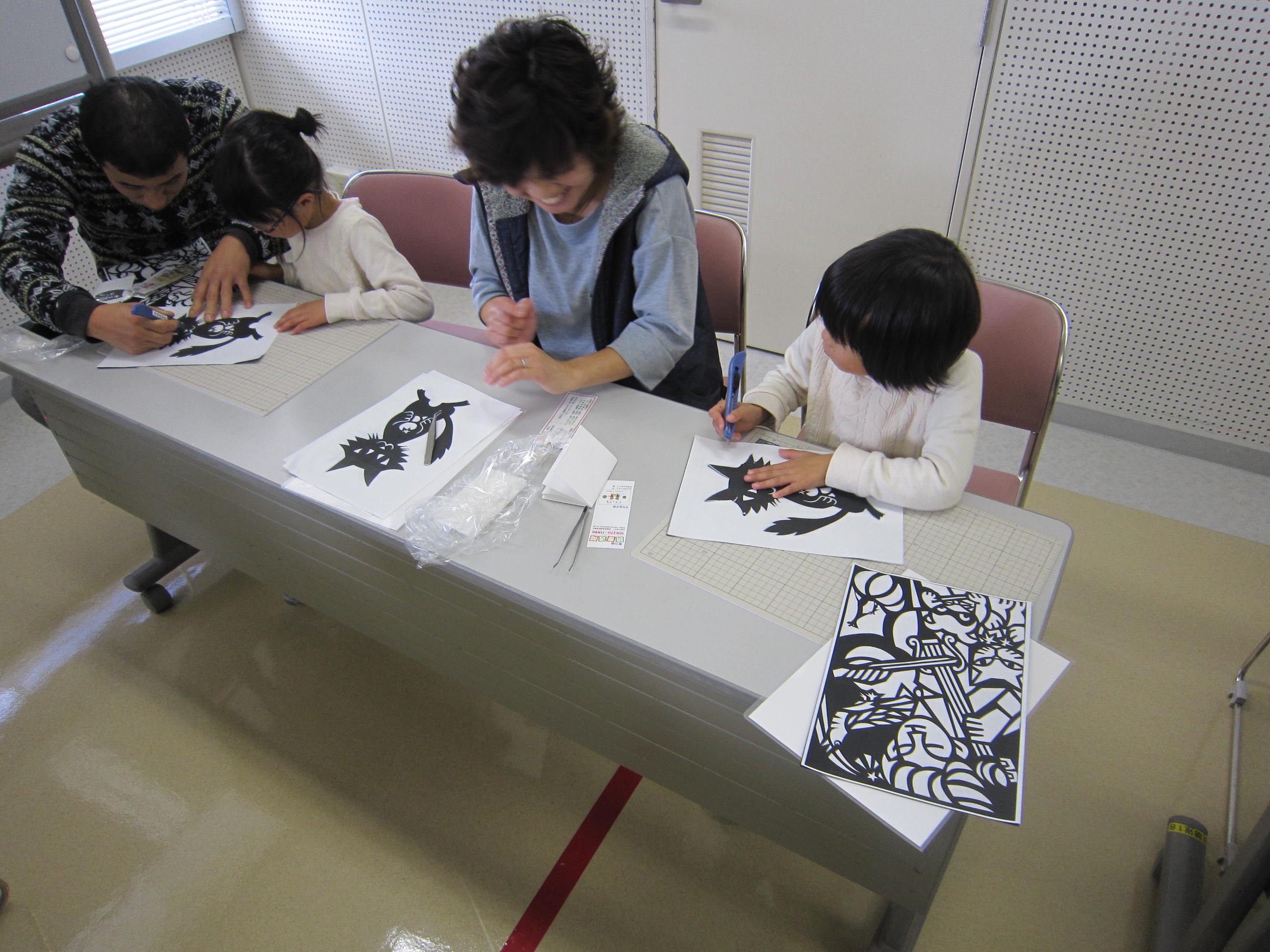 やまねこ母さんの切り絵ワークショップの様子の画像2