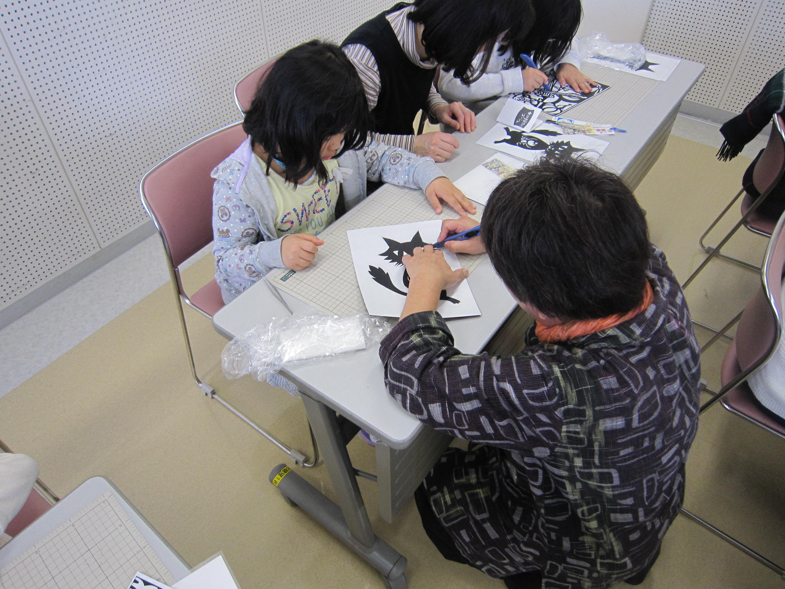 やまねこ母さんの切り絵ワークショップの様子の画像3